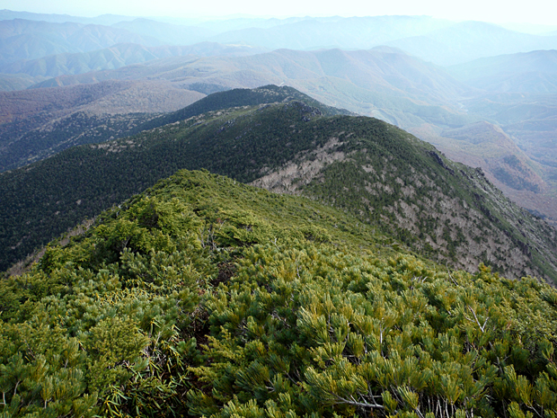 剣ヶ峰から見る徳兵衛山と高桧山