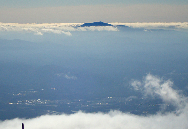 雲に浮かぶ早池峰山