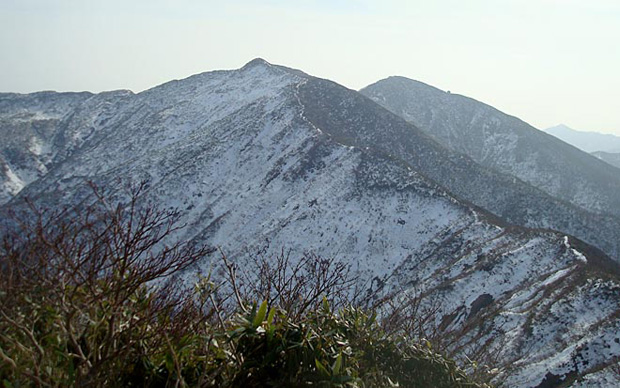 西ノ又コース分岐のピーク(左)、神室山(右)