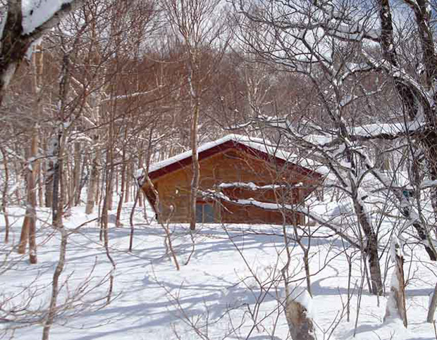 新雪に埋もれた避難小屋