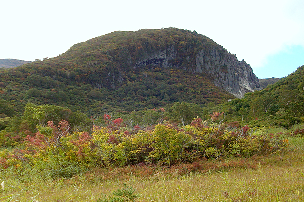 右にそそり立つ剣岳下の岩場