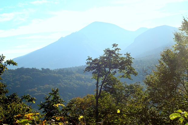陽にかすむ黒倉山と岩手山