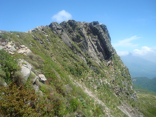 山頂の断崖