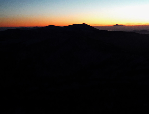 夕陽に染まる秋田駒ヶ岳と鳥海山