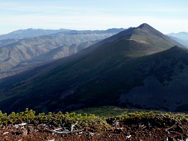 オプタテシケ山の後方がトムラウシ山、旭岳(左奥)