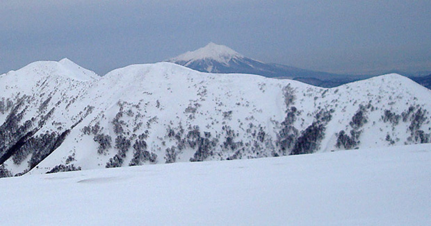 向白神岳(左)、岩木山(右)