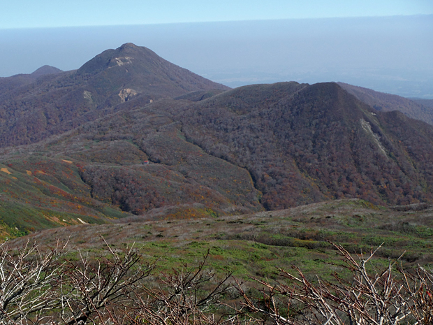 牛形山(右)と経塚山(左)